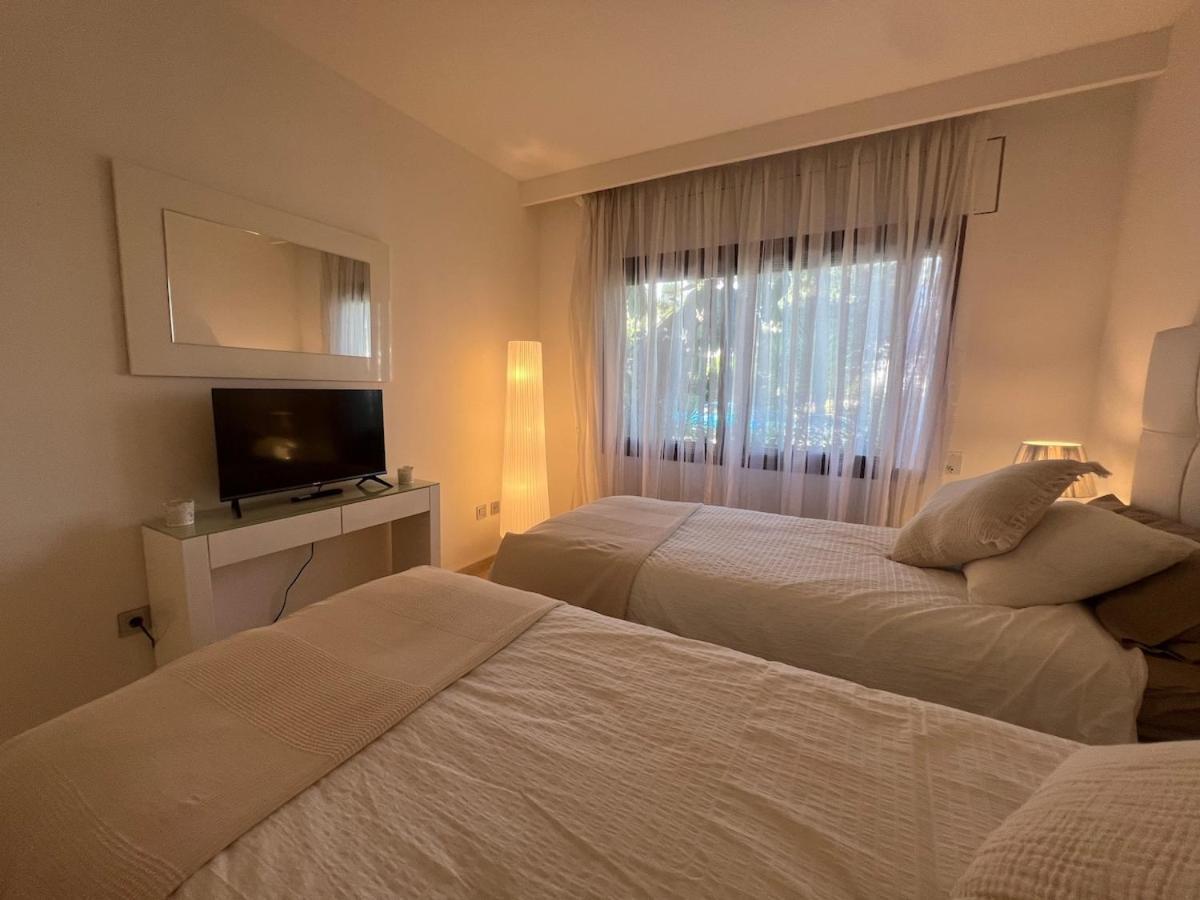 Te Huur 2 Slaapkamers Frontline Strand Complex Estepona Extérieur photo