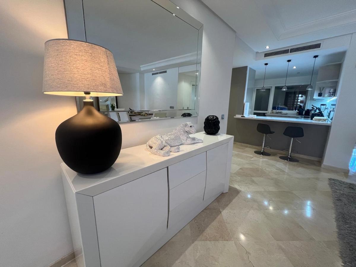 Te Huur 2 Slaapkamers Frontline Strand Complex Estepona Extérieur photo