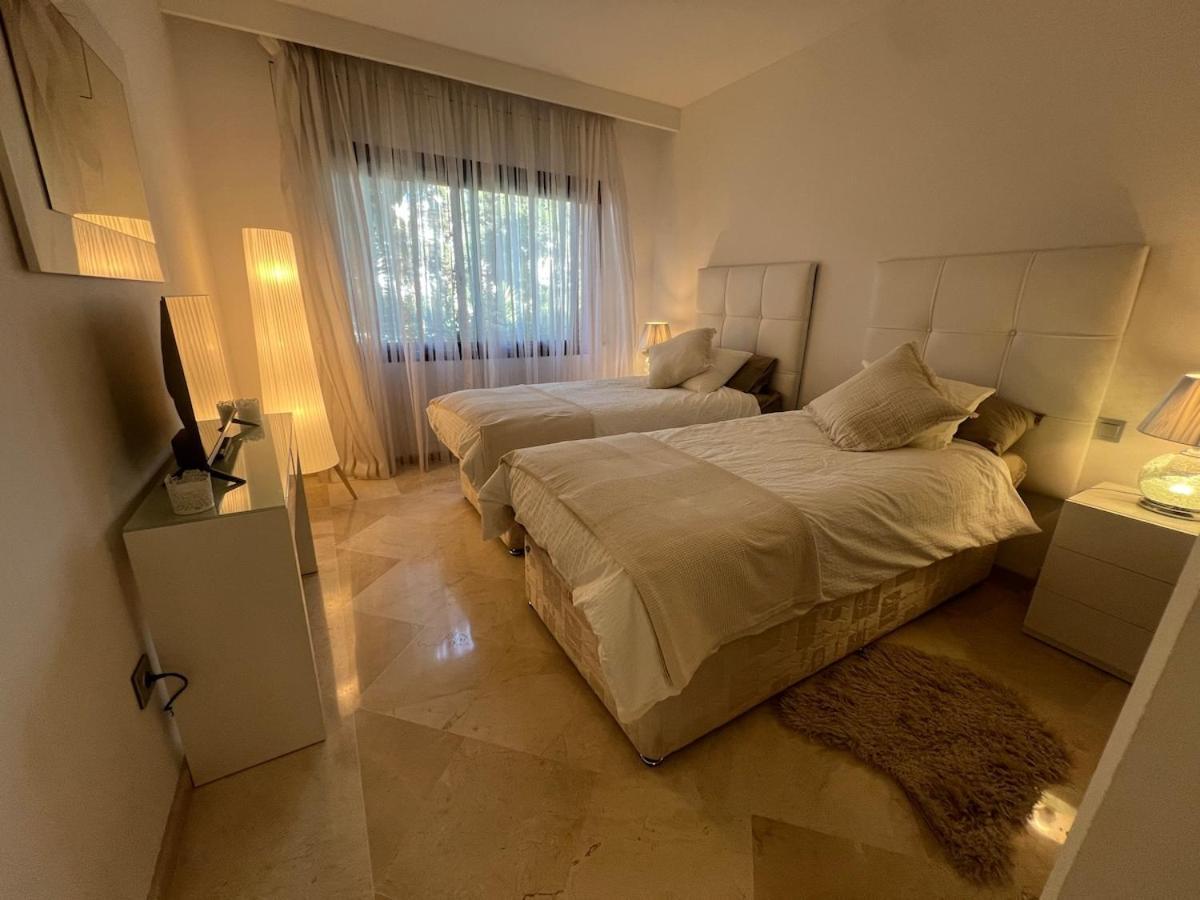 Te Huur 2 Slaapkamers Frontline Strand Complex Estepona Extérieur photo