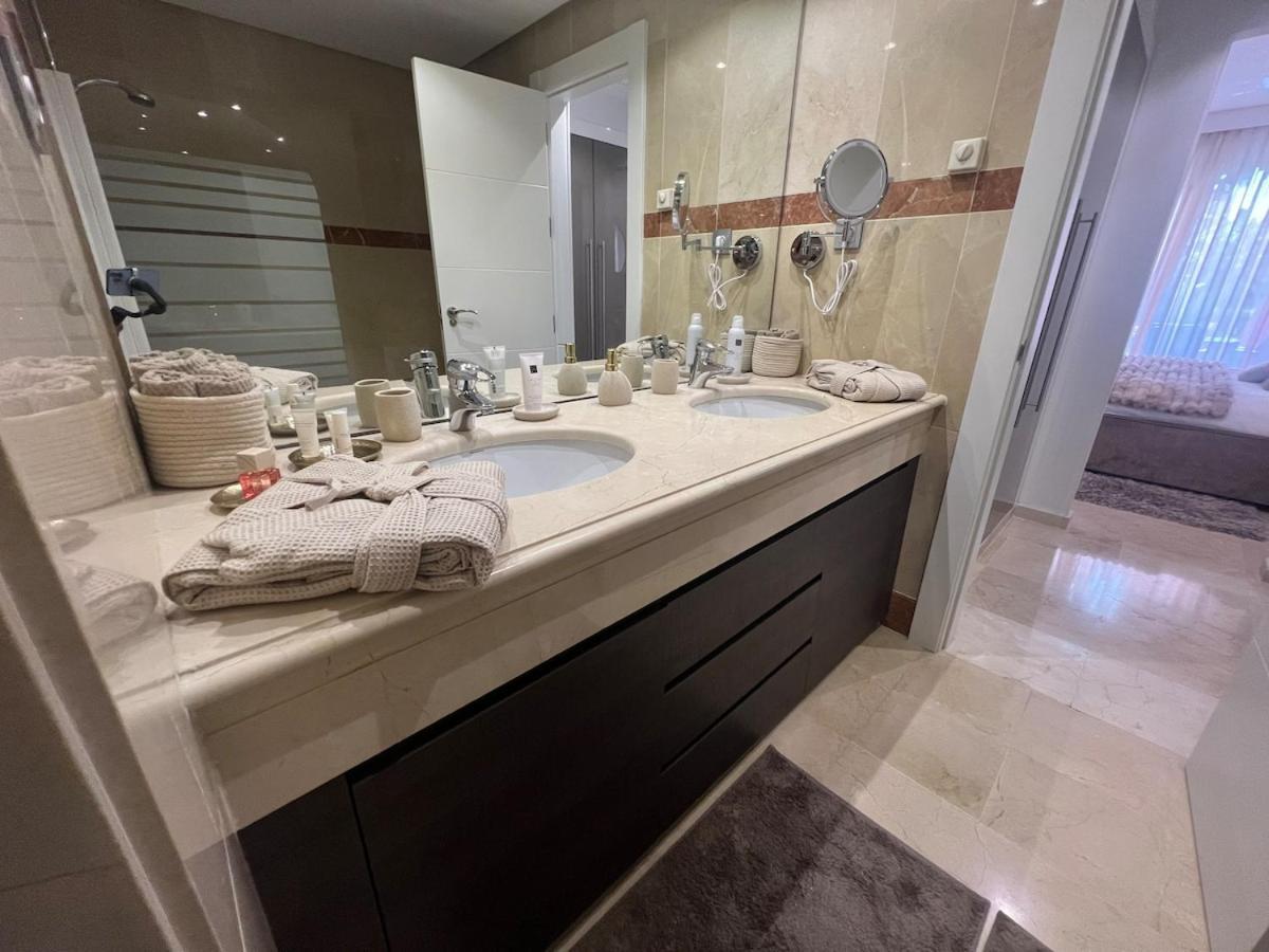 Te Huur 2 Slaapkamers Frontline Strand Complex Estepona Extérieur photo