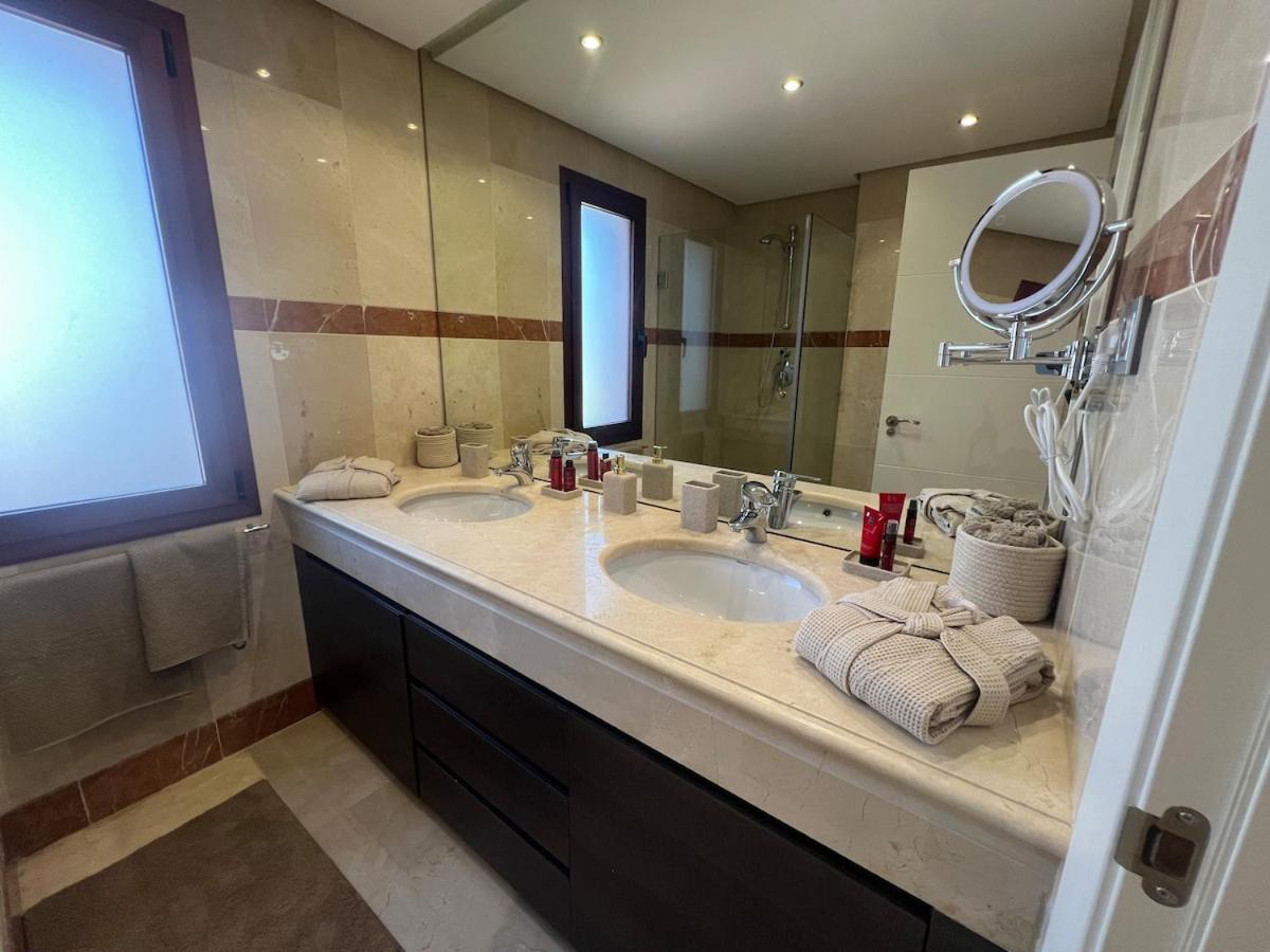 Te Huur 2 Slaapkamers Frontline Strand Complex Estepona Extérieur photo